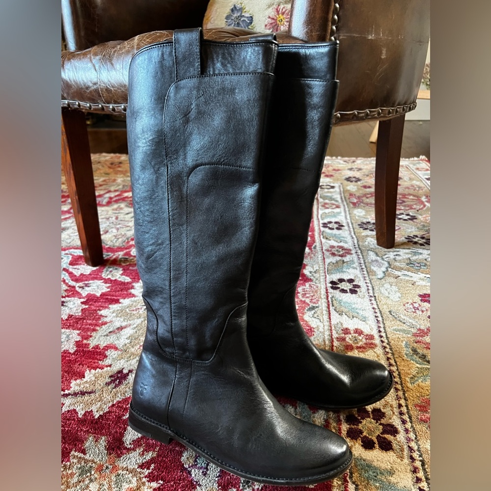 Ladies Frye Melissa boot in size 81/2..hardly worn on sole upper is like new.